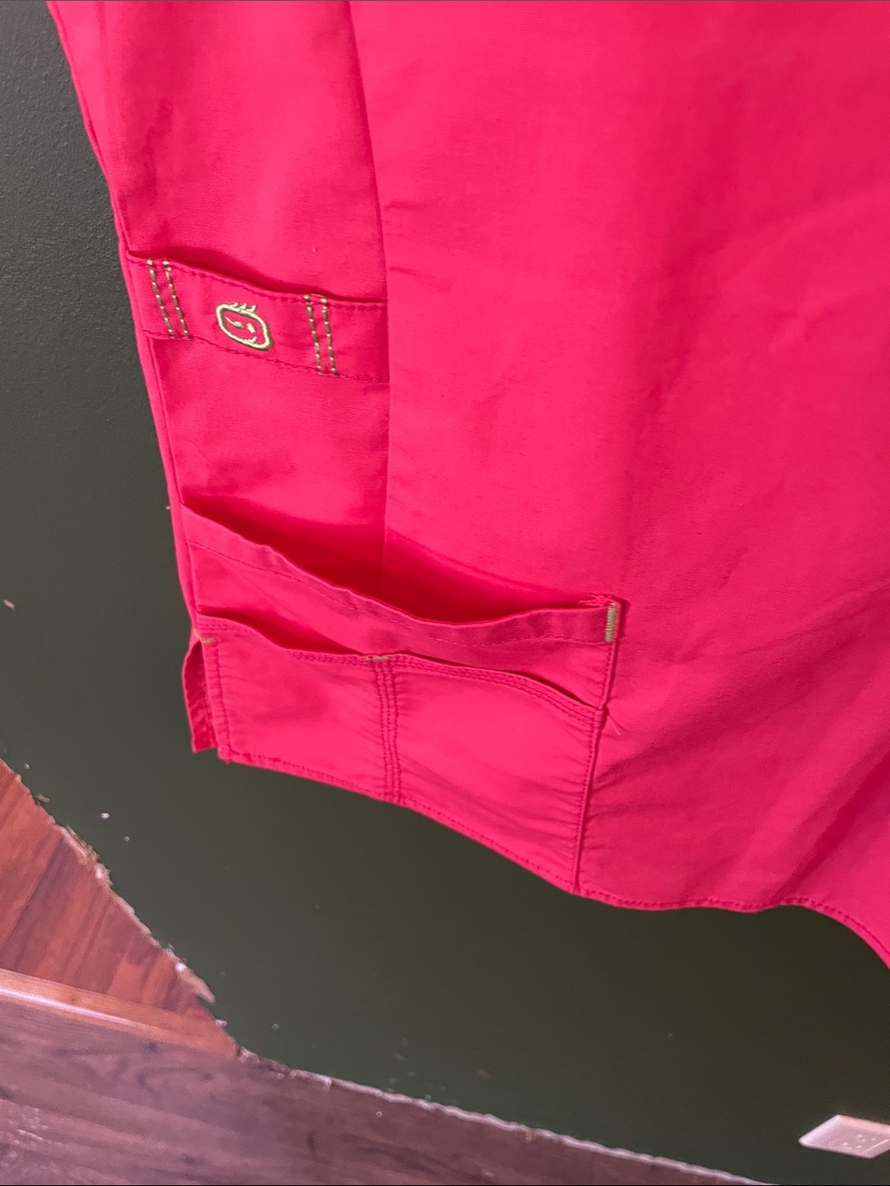 WonderWink V-Neck Short Sleeve Scrub Top in Bright Pink Size Medium - Picture 3 of 5